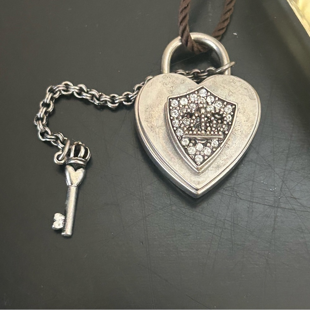 Juicy Couture Crystal-Top Perfume with Heart Charm. NWOT. 1oz. - Picture 4 of 6